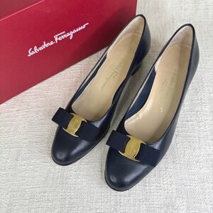 Vintage Salvatore Ferragamo Vara Bow Navy Leather Low Heel Pumps Size‎ 7.5 AAA